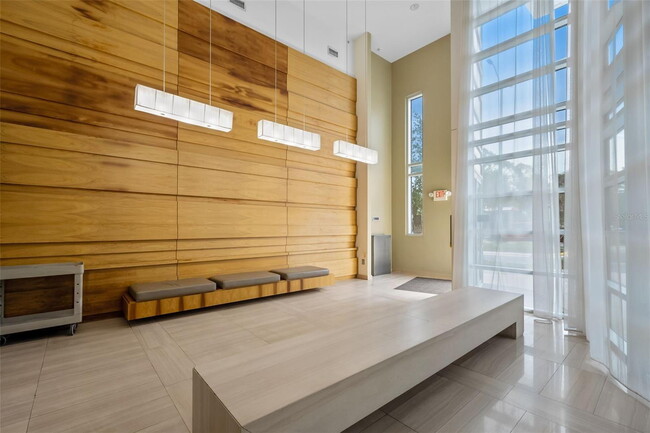 Building Photo - Modern 2 Bed/2 Bath Condo