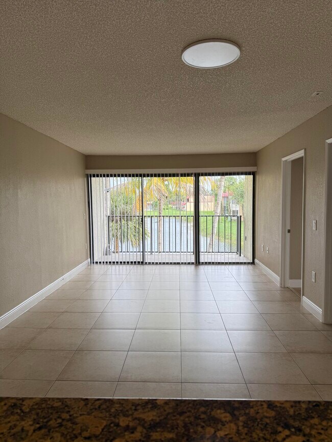 Building Photo - 1540 Lake Crystal Dr