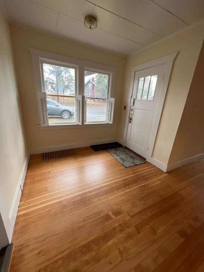 Building Photo - Remodeled DOWNTOWN Bend House, Newer Flooring/Paint/Appliances, Gas heat, Small Garage, Fenced Yard