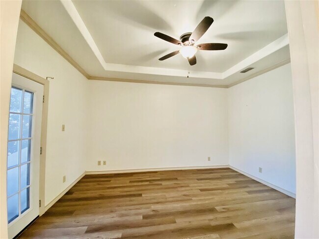 Building Photo - 707 St James Dr
