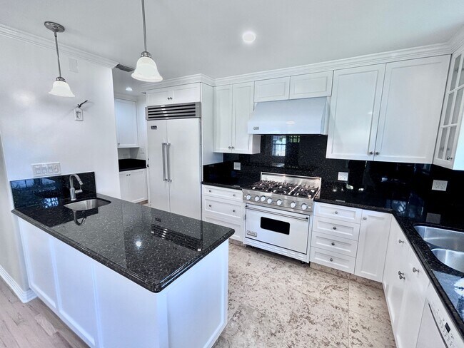 Building Photo - 7530 S Westlawn Ave