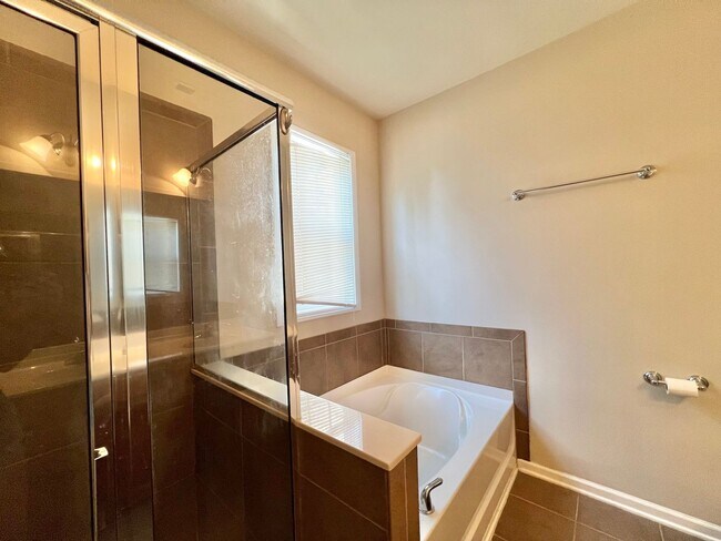 Building Photo - Excellent 4BD, 3.5BA Apex Townhome Near Do...