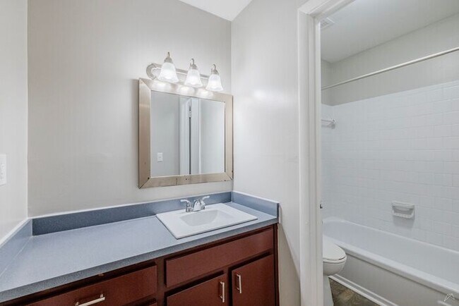 Building Photo - Premium 2 Bedroom Living in the Heart of Northlake