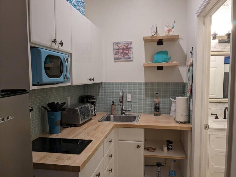 Kitchenette - 25000 Tamiami Trl E