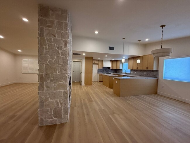 Building Photo - Gorgeous 3 bedrooms, 2.5 baths home