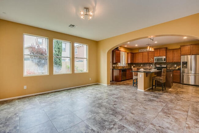 Building Photo - GREAT LOCATION! Fabulous move-in ready 5 bed /3 bath home in south Tempe