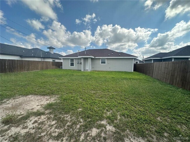Building Photo - 827 Whitewing St