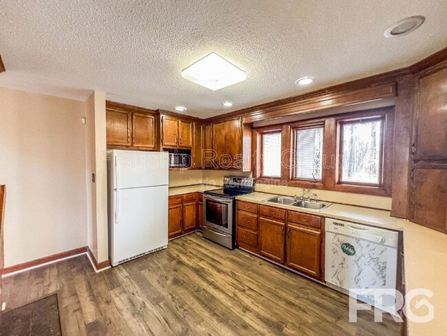 Building Photo - 1228 Forest Acres Dr