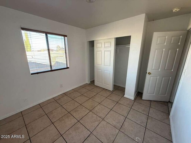 Building Photo - 712 E 17th St