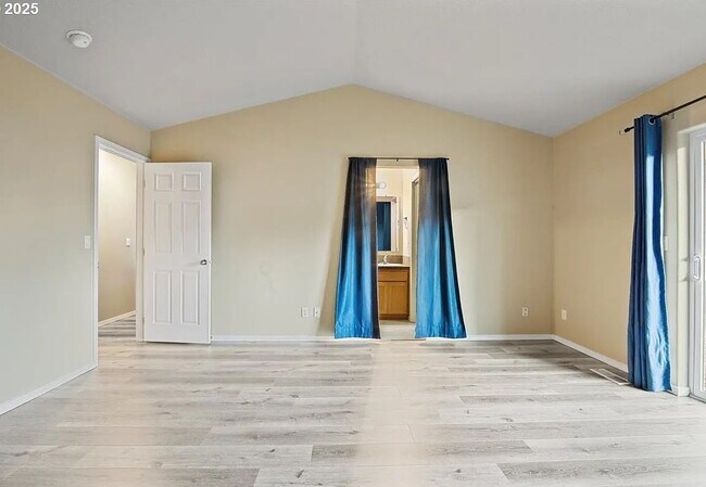 Building Photo - "Charming 3-Bed Oasis in Monmouth with Cozy Fireplace & Stylish Furnishings!"