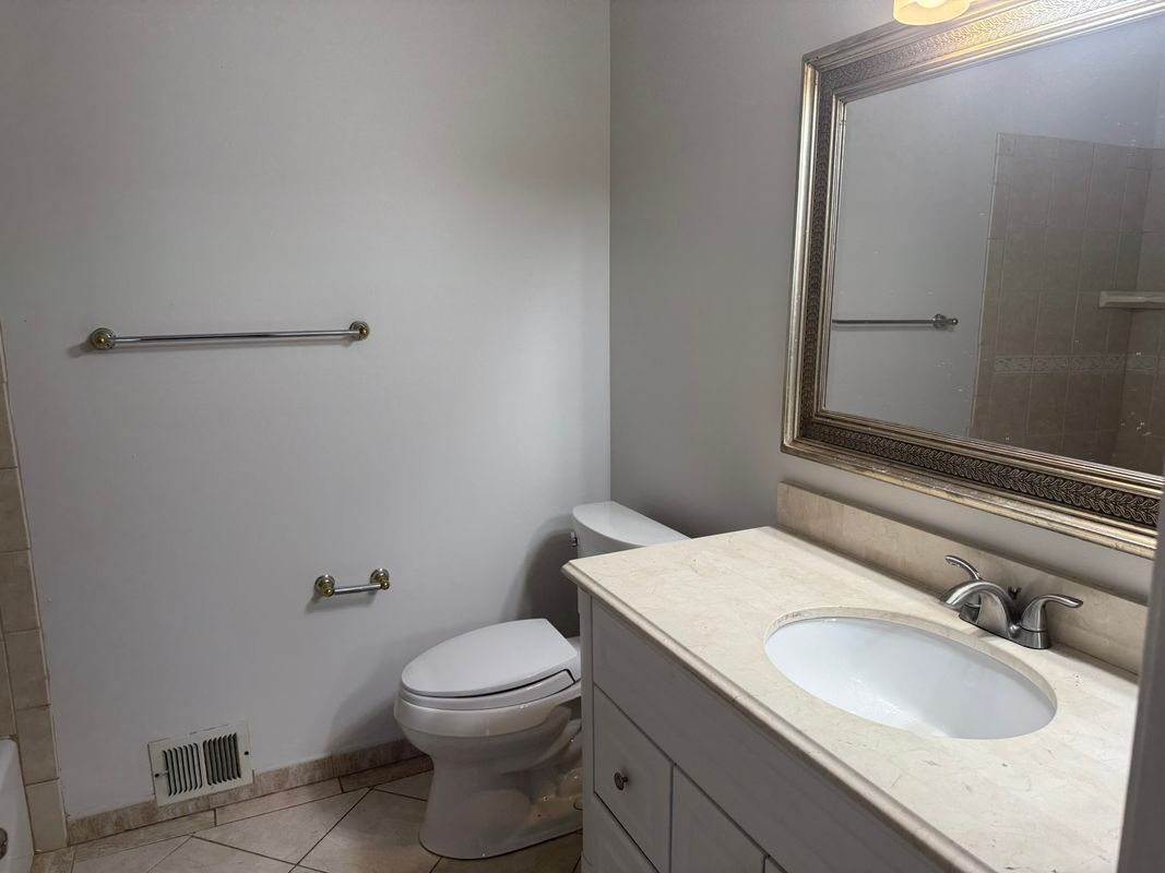 Building Photo - 515 La Baree Dr
