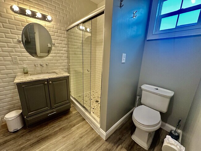 Building Photo - One Bedroom Furnished Garage Apartment in Bluffton Park!