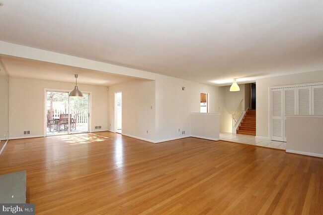 Building Photo - 6220 Robinwood Rd