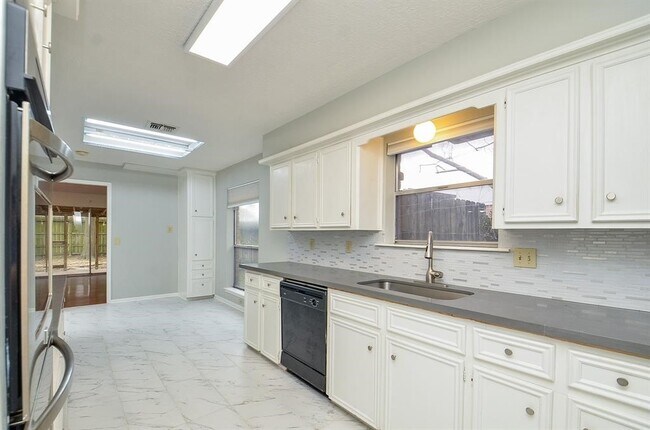 Building Photo - 15815 Boulder Oaks Dr