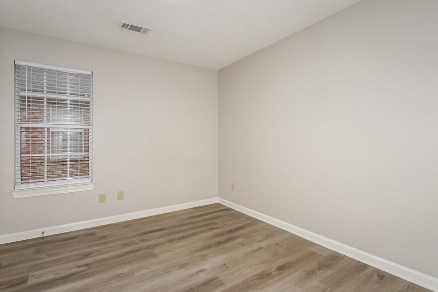 Building Photo - 3158 Clubview Cove N