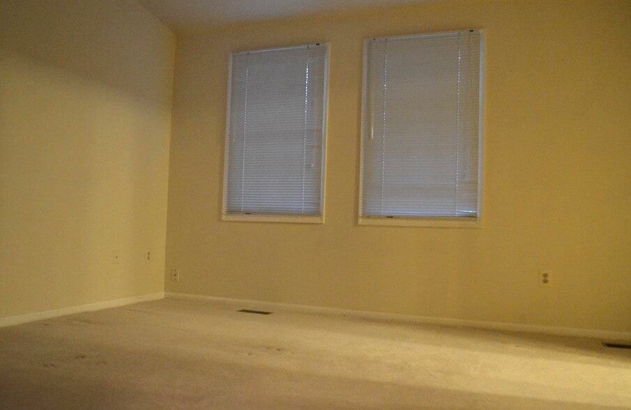 2nd floor master bedroom - 17129 Briardale Rd