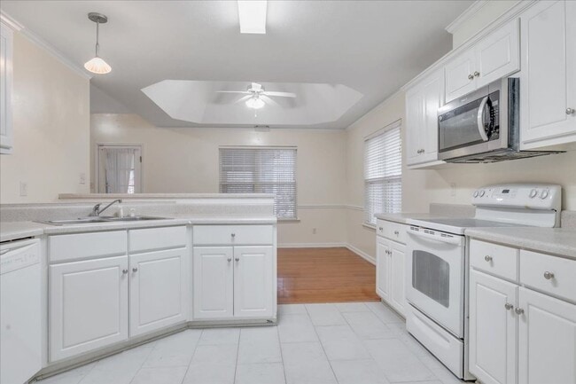 Building Photo - MOVE IN READY