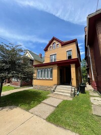 Building Photo - 1 Bed/1 Bath 3rd Floor Unit in Wilkinsburg