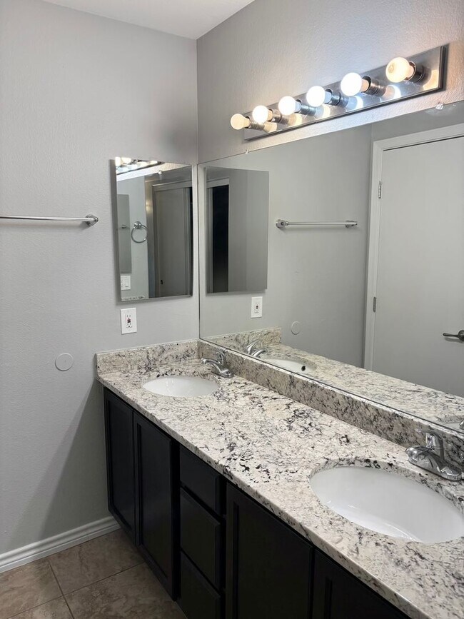 Building Photo - **WONDERFUL & SPACIOUS 3 BEDROOM/2.5 BATHROOM TOWNHOUSE IN CHANDLER (RAY & MCQUEEN)**