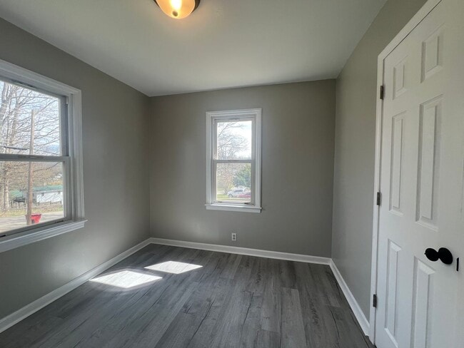 Building Photo - Newly renovated 3 bed and 1 bath house near ETSU and VA