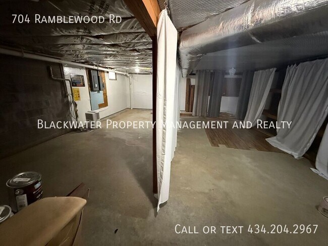 Building Photo - 704 Ramblewood Rd