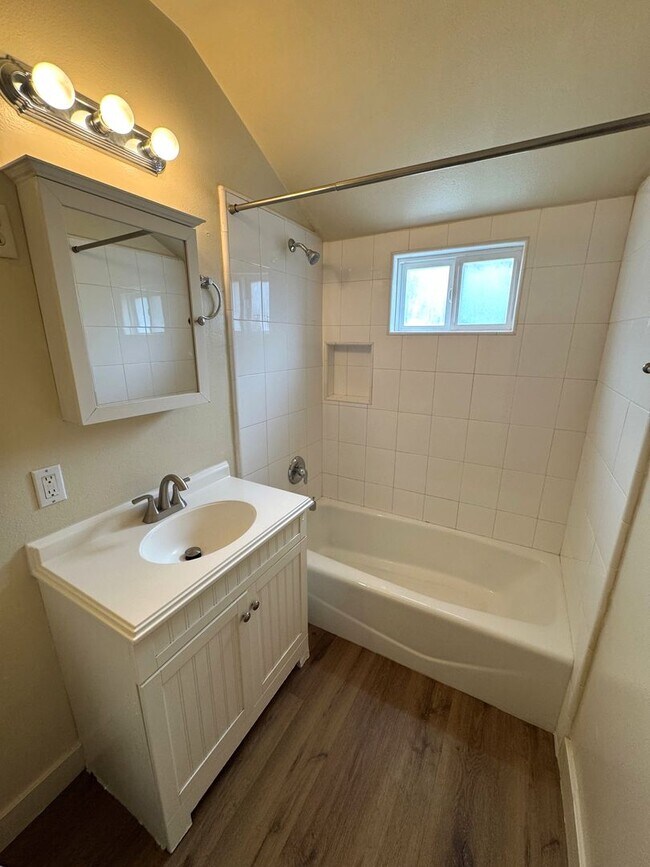 Building Photo - Quaint Midtown Home with New Wood Flooring & Large Yard!!