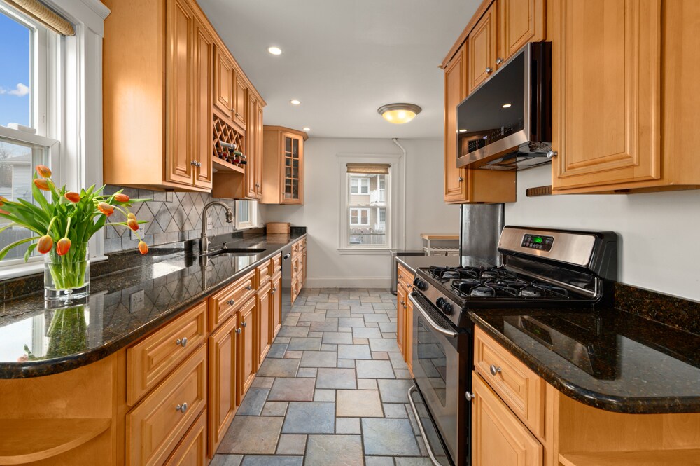 Building Photo - 37 Everett St