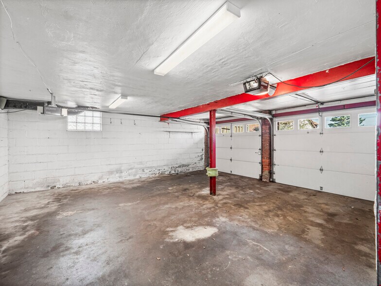 Garage - 433 Winterhill St
