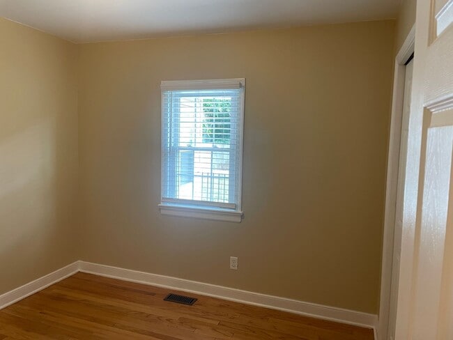 Building Photo - NOW AVAILABLE -  3 Bedroom, 1 Bath Home Ne...