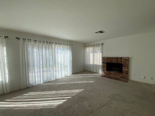 Building Photo - Spacious Condo Thousand Oaks