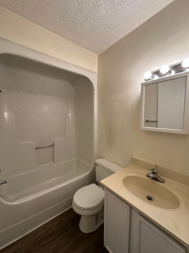 Building Photo - 2 bedroom, 1 bath, Townhome Kingsport, TN
