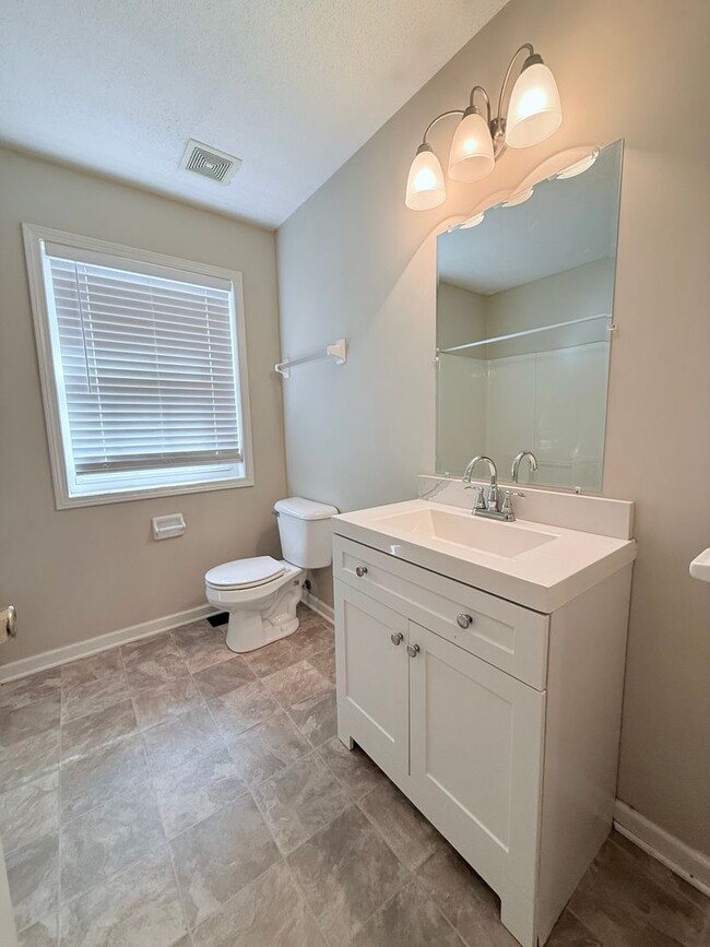 Building Photo - 2-bedroom townhome in great Gainesville location!