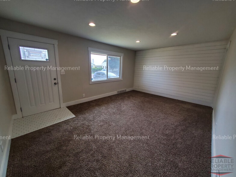 Building Photo - 350 Holbrook Dr