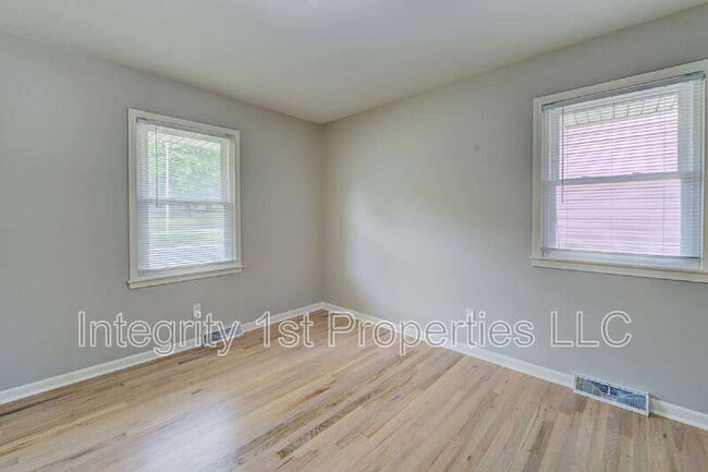 Building Photo - 6910 NW Belvidere Pkwy