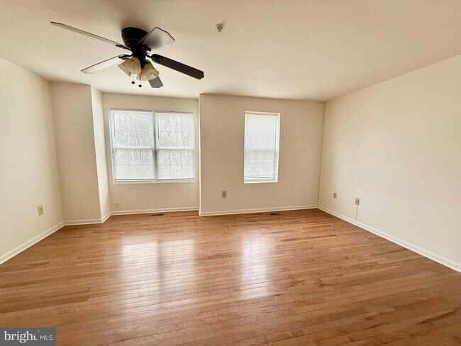 Building Photo - 10128 Reprise Dr