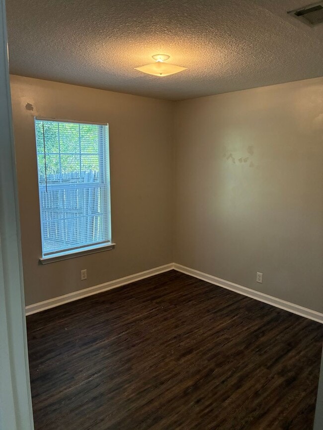 Building Photo - 130 Lake Victoria Dr