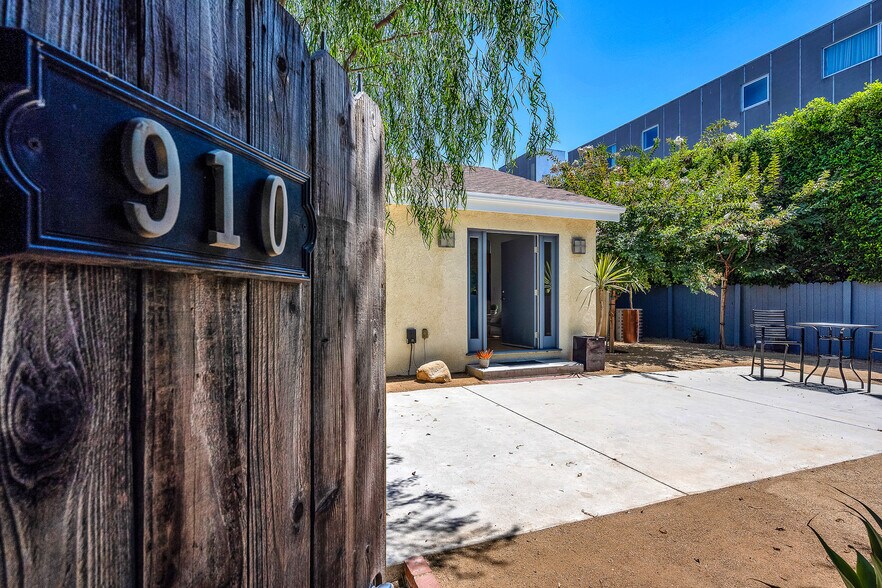 Building Photo - 910 N Hayworth Ave