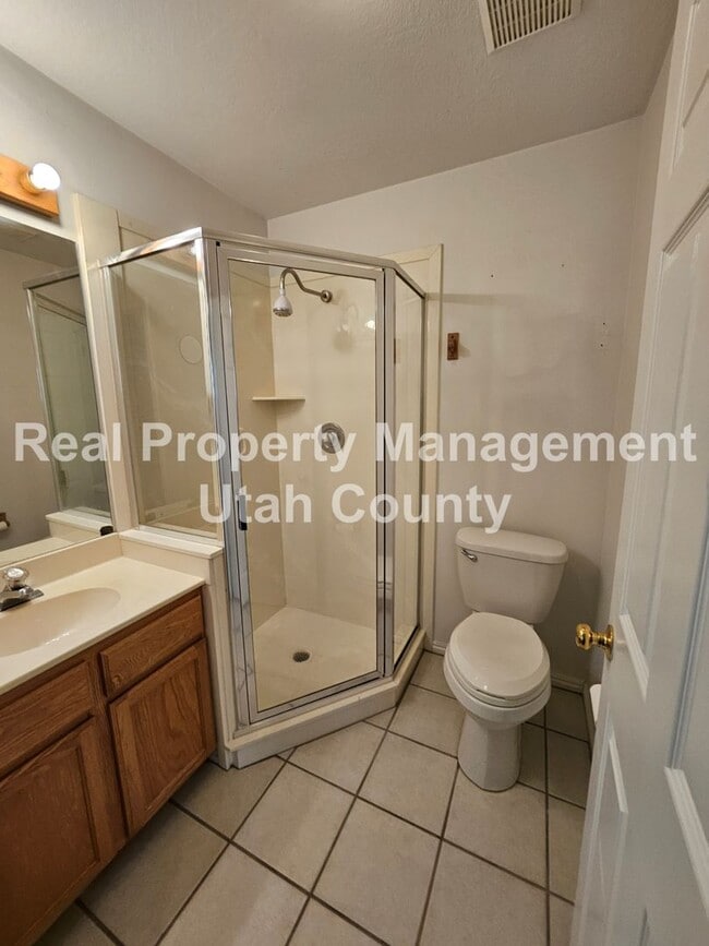 Building Photo - Townhome in Orem 3 bedroom 3.5 bathrooms