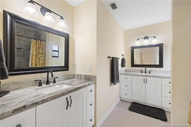 Building Photo - 2542 SW Kensington St