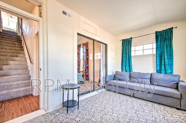 Building Photo - 706 Wilson Ave