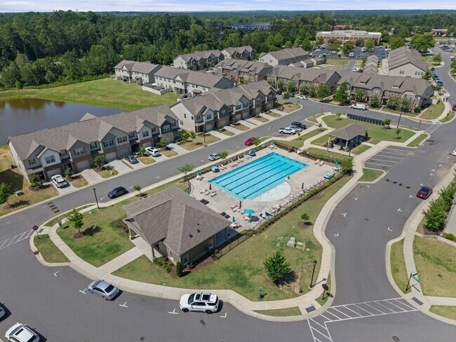 Building Photo - Beautiful 3 bed, 2.5 bath townhome in The ...
