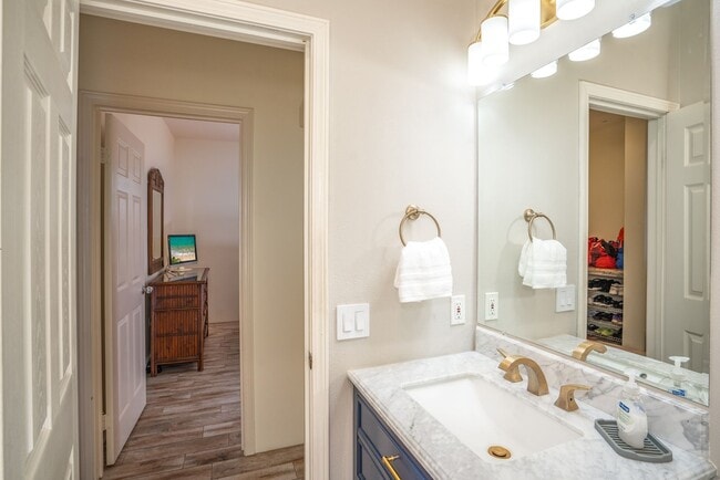 Building Photo - Beautifully Fully Furnished 2 Bed, 2 Bath ...