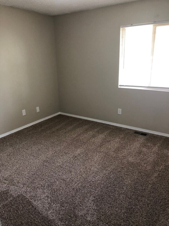 Building Photo - Four-plex Unit in Great Location!!