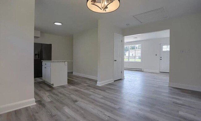 Building Photo - 1140 Loop Dr