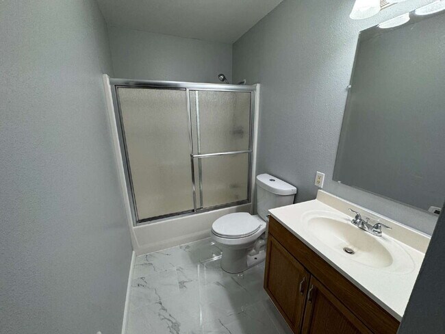 Building Photo - This 2 bed, 1 bath duplex unit offers convenient access to Berrydale and Harrison Parks and withi...