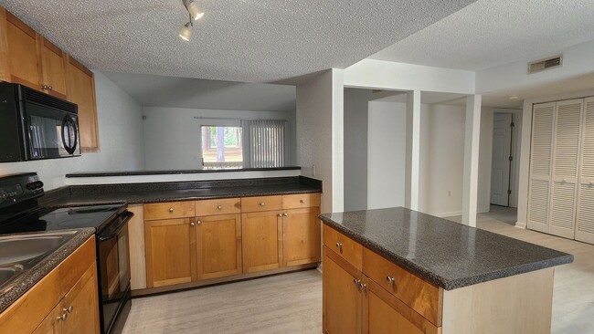 Building Photo - FOR RENT 2 BED 2 BATH SECOND FLOOR CONDO