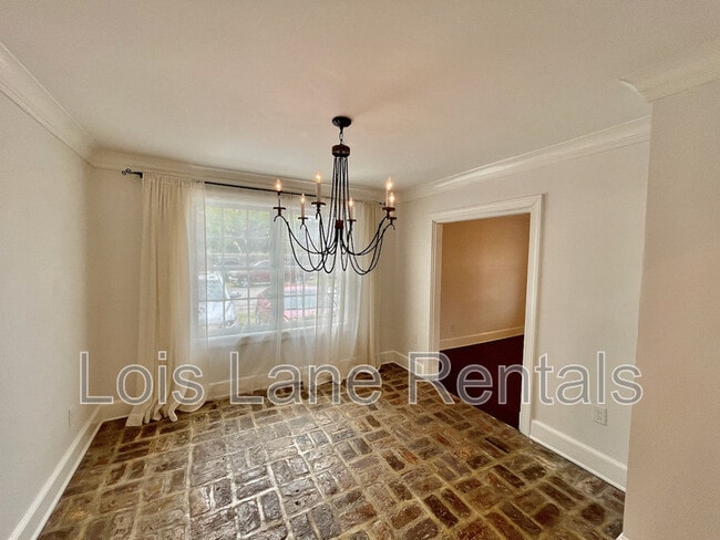 Building Photo - 3 1/2 Saint Michaels Alley