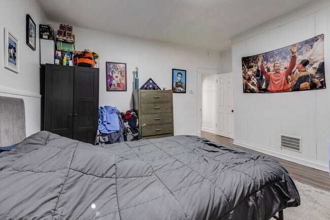 Building Photo - AVAILABLE MAY 2026 - Spacious 3 Bedroom Home w/ Non-Traditional Layout!