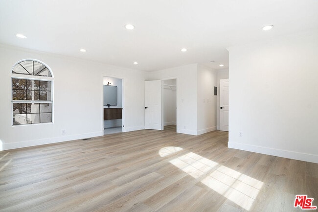 Building Photo - 466 S Orlando Ave