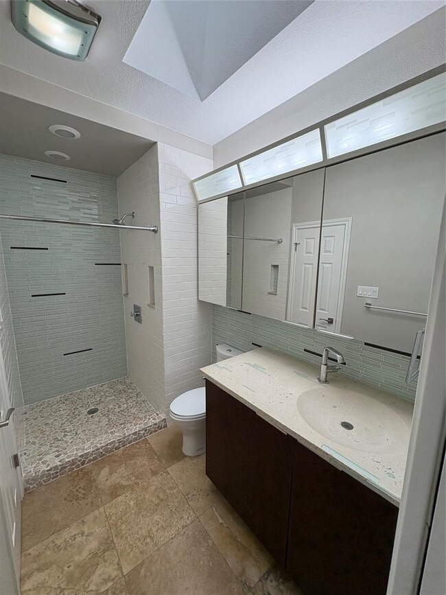 Building Photo - 1204 W 39th St